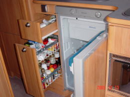 キッチン下の収納、冷蔵庫